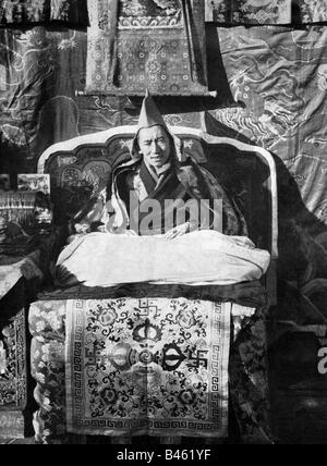 Dalai Lama 14th (Tenzin Gyatso), * 6.7.1935, Tibetan lama and politician, his representative 1933 - 1940, half length, Tibet, 1939, Stock Photo