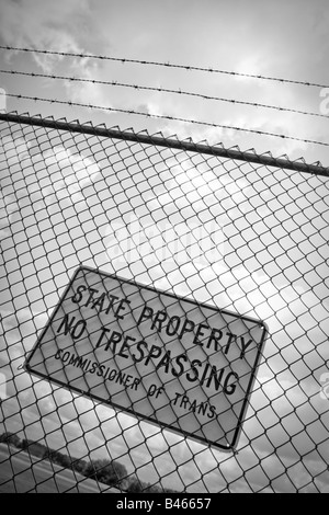 A no trespassing sign that reads STATE PROPERTY NO TRESPASSING outside an airport Stock Photo
