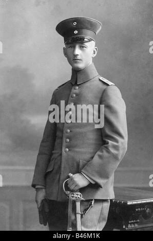 events, First World War / WWI, military, soldiers, German lieutenant with peaked cap, captive balloon observer, half length, 1917, Stock Photo