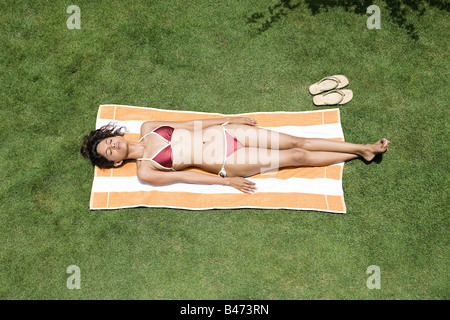 https://l450v.alamy.com/450v/b473rn/young-woman-sunbathing-b473rn.jpg