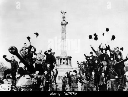 events, Second World War / WWII, Germany, Berlin, May 1945, Soviet soldiers celebrating the end of the war, Victory Column, soldiers, Red Army, victory celebration, cheering, 20th century, historic, historical, throwing up hats, caps, tank, tans, armoured fighting vehicle, vehicles, IS-2, IS 2, IS2, people, 1940s, Stock Photo