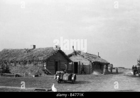 events, Second World War / WWII, Russia, behind the front, two Russian farmhouses as quarters for German soldiers, Eastern Front, October 1941, Stock Photo