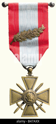 Philippe Pétain, Marshal of France, Croix de Guerre for the Victory in the Rif War 1924/25 Cross of patinaed bronze, inscribed 'Theátre d'Opération Extérieur' (TOE) on the back. Red ribbon with a blue stripe in the middle and a superimposed laurel branch to signify the respect of the French Army. In a velvet and silk lined deluxe leather case by the famous Parisian maker, Arthus Bertrand, with an engraved bronze presentation plate for 29 May 1926 from the officers of his cabinet, including 'Capitaine Charles de Gaulle'. This medal is remarkable in two regards, , Stock Photo
