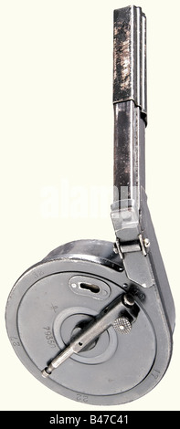 A drum magazine a/A. ('T.M.08') with dust cover, so-called 1st version with cocking lever extractable inside the pipe = old type. Serial number 79350. Factory mark 'B/N' standing for production at Bing Bros. Co., Nuremberg. Almost complete original finish with light wear marks on the edges. On the back minimal spots in places. Complete with the rare dust cover and about 90% of its original black varnish. Very good, almost new overall condition. Hardly available in this quality. historic, historical, 20th century, accessory, accessories, miscellaneous, sundries,, Stock Photo
