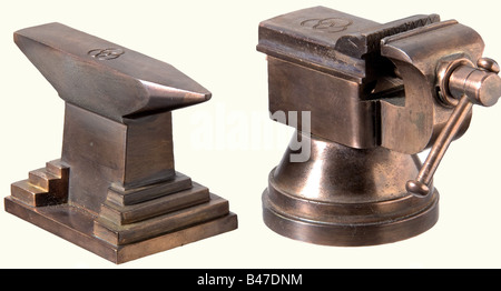 Gustav Krupp von Bohlen und Halbach (1870 - 1950) - a seal., Miniature bench vice made of bronzed iron, movable and fully functional. On the top the company logo of the Friedrich Krupp AG, three seamless train tires, on the seal surface a deeply engraved, large coat of arms of the Krupp family with helmet. With it comes a miniature anvil made in the same style as paperweight. 65 x 90 mm and 55 x 85 mm. Provenance: Royal Bavarian holdings, formerly part of the seal collection of Prince Alfons of Bavaria. Due to the mediation of Emperor Wilhelm II, Gustav Krupp v, Stock Photo
