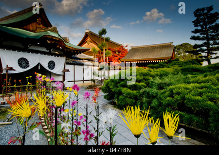Japan Kyoto Arashiayama Daikaku ji temple view of the entrance with flowers Stock Photo