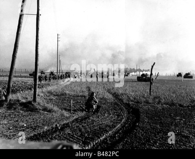 events, Second World War / WWII, France, Invasion 1944, British tanks and infantry advancing on Le Havre, 10.9.1944, Stock Photo