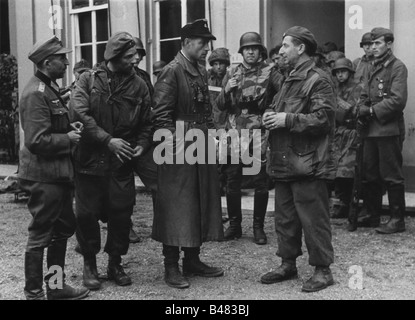 events, Second World War / WWII, Netherlands, Arnhem, 17. - 25.9.1944, Waffen-SS officer interrogating captured officers of the Polish 1st Independent Parachute Brigade (General Sosabowski), in the foreground right: Lieutenant Colonel Marcin Rotter, the Assistant Adjutant and Quartermaster General of the Polish Brigade, Oosterbeek, 24./25.9.1944, Stock Photo