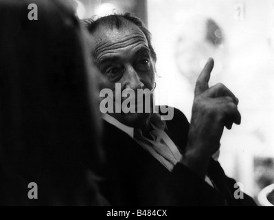 Dali, Salvador, 11.5.1904 - 23.1.1989, Spanish painter and sculptor, portrait, gesticulating, talking to a woman, late 1960s, Stock Photo