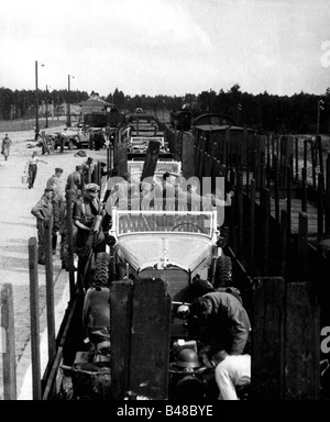 events, Second World War / WWII, Poland 1939, Hitler visiting the front, soldiers of the SS Leibstandarte 'Adolf Hitler' loading limousines of Hitlers staff on railway cars, Stock Photo