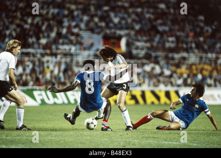 Sport / Sports, soccer, football, World Cup 1982, semifinal, Germany against France (8:7) in Seville, Spain, 8.7.1982, scene with Marius Tresor and Paul Breitner, Michel Platini, duel, match, historic, historical, 20th century, people, 1980s, Stock Photo