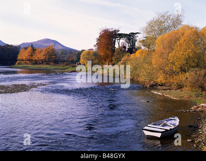 dh  RIVER TWEED BORDERS Anglers rowing boat autumnal Eildon Hills autumn scotland scenic scottish st cuthberts way Stock Photo