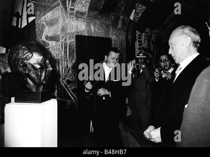 Adenauer, Konrad, 5.1.1876 - 19.4.1967, German politician (CDU) and statesman, Chancellor of Germany 1949 - 1963, half length, receiving bust of himself, 89th birthday, Rhoendorf, 5.1.1965, Stock Photo