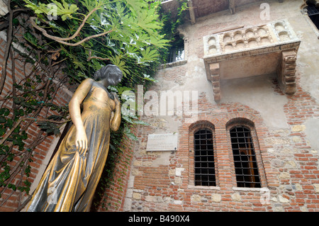 Balcony and statue of Juliet in the 'Casa de Giulietta' in Verona, Italy. A character from Shakespeare's 'Romeo and Juliet' play Stock Photo