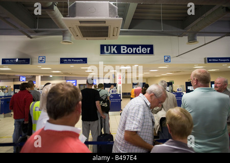 UK BORDER IMMIGRATION ARRIVALS Border Control sign for arriving ...