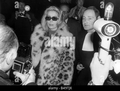 Deneuve, Catherine, * 22.10.1943, French actress, with Gilles Dreyffus, half length, 1970, 1970s, lawyer, coat, fake fur, fashion, clothing, sunglasses, leopard, pattern, patterned, reporter, press, photographer, camera, , Stock Photo