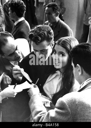 Sassard, Jacqueline, * 13.3.1940, French actress, autographing, 1957, 1950s, 50s, autograph, autographs, signing, men, paper, pen, admirer, fan, , Stock Photo