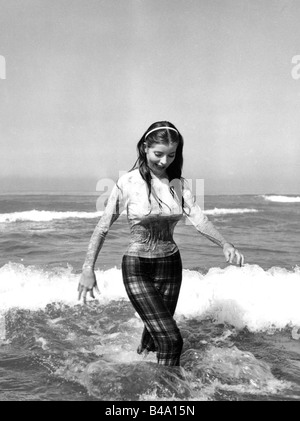 Sassard, Jacqueline, * 13.3.1940, French actress, full length, bathing, seaside, 1950s, 50s, wet, , Stock Photo