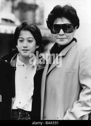 Ono, Yoko, * 18.2.1933, Japanese artist, half length, widow of John Lennon, with her son Sean, London, 14.4.1986, Stock Photo