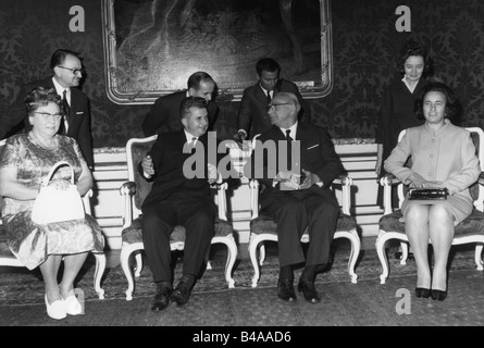 Ceausescu, Nicolae, 26.1.1918 - 25.12.1989, Romanian politician (PCR), President 22.3.1965 - 22.12.1989, state visit to Austria, reception at the Hofburg, with President Franz Jonas, Vienna, 21.9.1970, Stock Photo