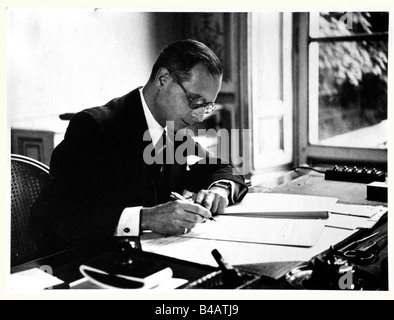 Jacques Benoist-Méchin, Olympic Games 1936., Colour telegram, special ID  card for the Winter Games 1936 in Garmisch-Partenkirchen, photographs of  Jacques Benoist-Méchin at the Winter Games, invitations, name card of von  Tschammer and