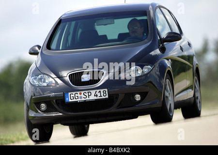 Seat Altea XL 2.0 TDI, model year 2006-, ruby colored, driving, diagonal  from the front, frontal view, country road Stock Photo - Alamy
