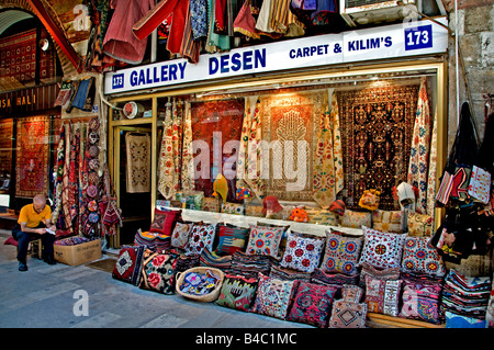 Grand Bazaar Kapali Carsi Kapalıcarsı Istanbul Turkey carpets carpet tapis handicraft trade handy handi craft hand made artisan Stock Photo