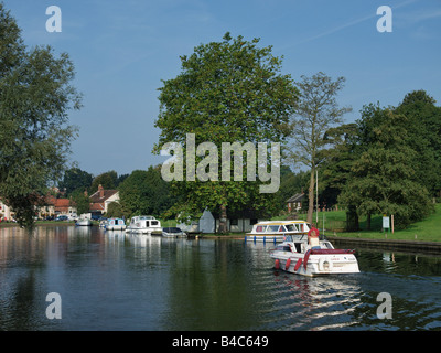 CRUISERS MOORED ON  RIVER BURE AT COLTISHALL COMMON NORFOLK ENGLAND UK Stock Photo