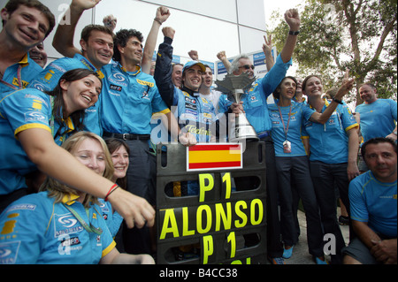 engine sport, Alonso Fernando and team of Renault, Formel 1 2005, Persons, Race driver, Malaysia, photographer: Daniel Reinhard Stock Photo