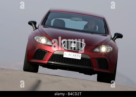 Seat Leon 2.0 FSI, model year 2005-, red, driving, diagonal from the front,  frontal view, City Stock Photo - Alamy
