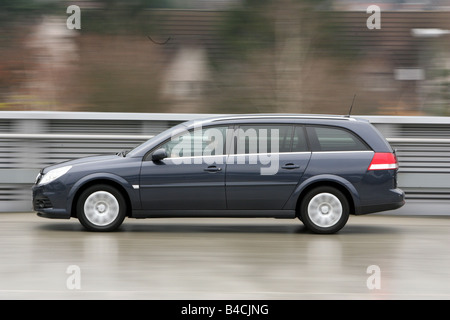 Opel vectra caravan 1 9 cdti hi-res stock photography and images - Alamy