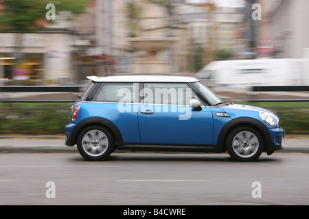 Mini Cooper S, model year 2006-, blue moving, side view, City Stock Photo