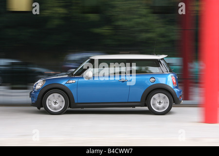 Mini Cooper S, model year 2006-, blue moving, side view, City Stock Photo