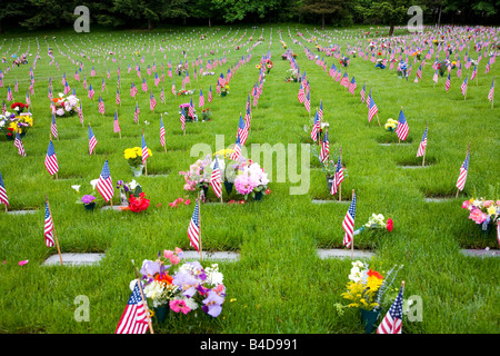 Memorial flowers and flags, graveyard in Oregon, USA Stock Photo
