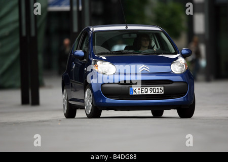 Citroen C1 HDi 55 Style, model year 2007-, blue moving, diagonal from the front, frontal view, City Stock Photo