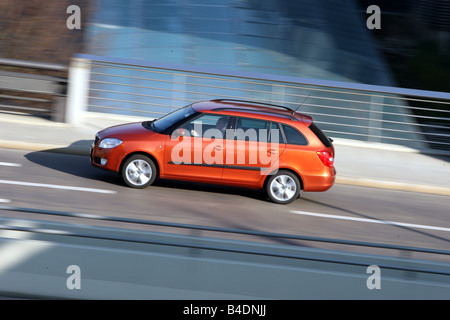 Skoda Fabia Combi 1.9 TDI Sport, model year 2007-, orange -metallic, rust-red, driving, side view, City Stock Photo