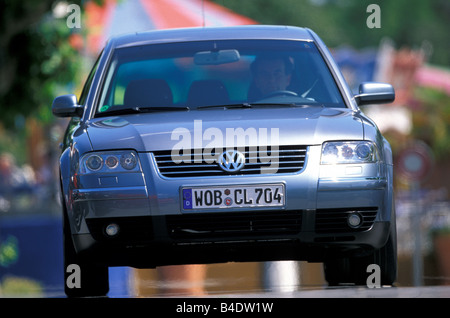 Car, VW Volkswagen Passat W8, Limousine, silver, model year 2001-, medium class, driving, frontal view, City Stock Photo