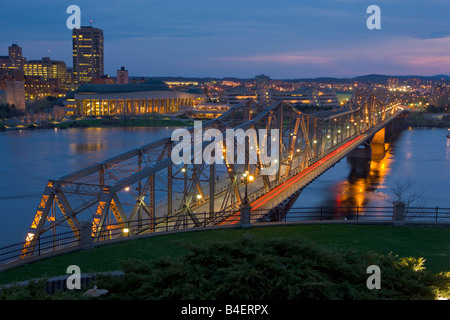 Alexandra Bridge at dusk spanning the Ottawa River from the City of Ottawa in Ontario to Gatineau in Quebec, Canada Stock Photo