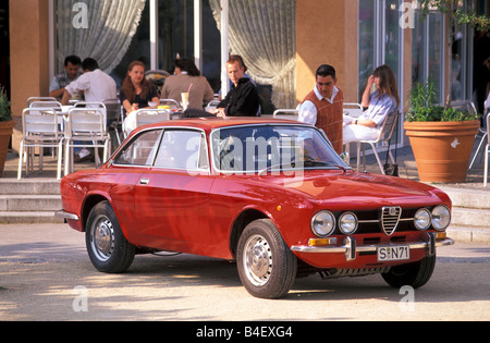 Car, Alfa Romeo GT Veloce 1750 Bertone, vintage car, model year 1967-1972, 1960s, sixties, 1970s, seventies, Coupé, Coupe, red,
