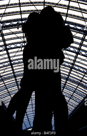 A statue of a kissing couple at St Pancras railway station, London, England, UK Stock Photo