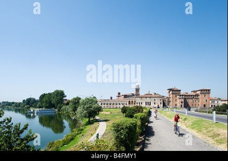 View of the city from the Lago Inferiore with the Palazzo Ducale in the background, Mantua (Mantova), Lombardy, Italy Stock Photo