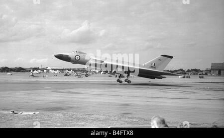 Aircraft AVRO Vulcan B1 V force bomber comes in to land at the SBAC Farnborough Air Show 1955 Stock Photo