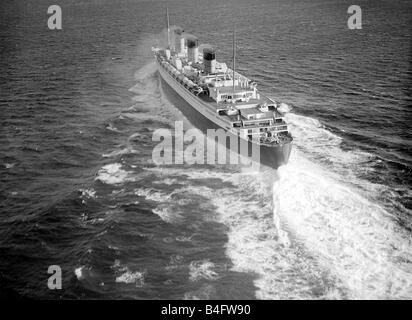 Queen Mary ocean liner - 1936 original, massive funnel side view Stock ...