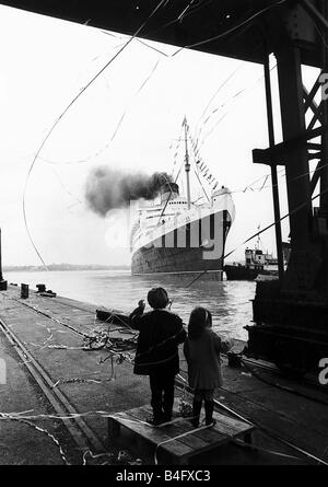 The Queen Elizabeth ship leves the port at Southampton for the last time November 1968 Stock Photo