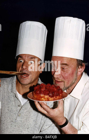 Michael Elphick Actor Don Henderson try out a Strawberry Flan chefs Mirrorpix Stock Photo