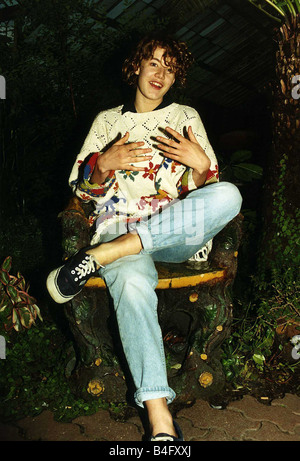 Emily Lloyd Actress sitting cross legged in wood carved chair Mirrorpix Stock Photo