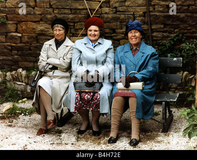 Kathy Staff actress stars in LAST OF THE SUMMER WINE plays NORA BATTY sits on park bench with frumpy friends Stock Photo
