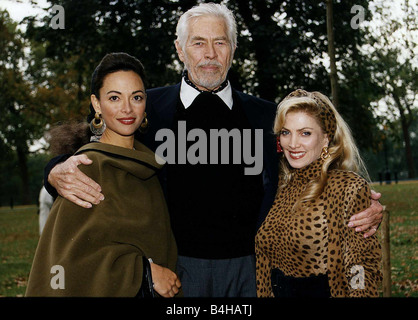 James Coburn American actor stands with his arms around Paula Murad on his left and Singer Lynsey De Paul Stock Photo