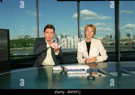 Lee Evans Comedian Actor October 98 At the LWT Studio s in London with London Tonight Presenter Mary Nightingale Stock Photo
