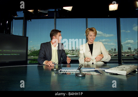 Lee Evans Comedian Actor October 98 At the LWT Studio s in London with London Tonight Presenter Mary Nightingale Stock Photo